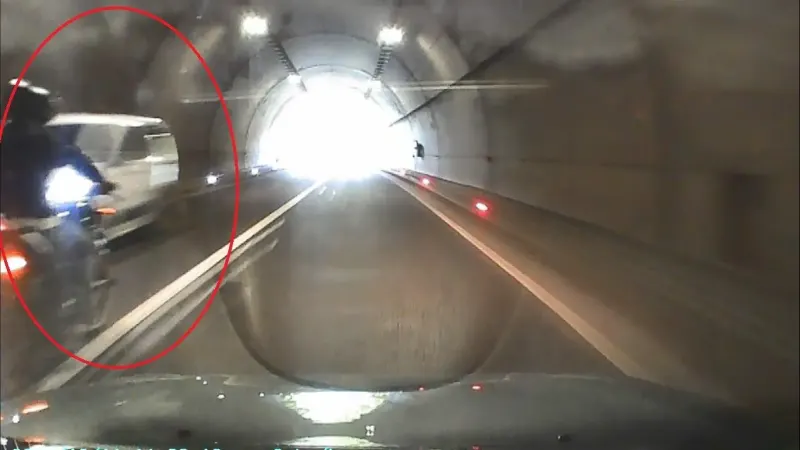 Ordu'da Motosiklet Sürücüsü İki Otomobilin Arasında Kalmaktan Kıl Payı Kurtuldu