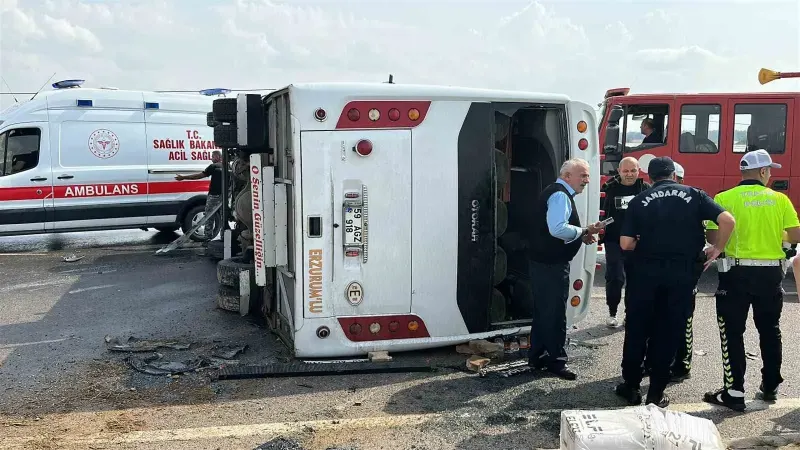 Antalya-Isparta Karayolunda Yolcu Midibüsü Devrildi: 17 Yaralı
