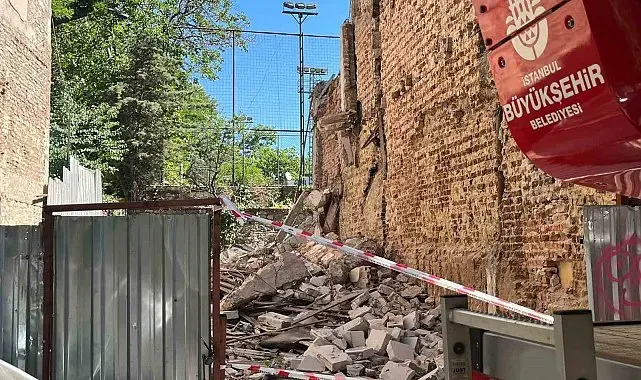 Kadıköy'de yıkım sırasında 2 işçi göçük altında kaldı