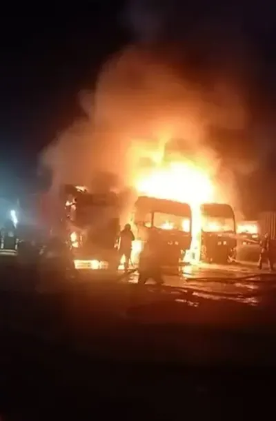İstanbul Beylikdüzü’nde Tır Garajı Kundaklandı: 4 Araç Kullanılamaz Hale Geldi