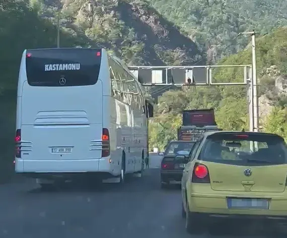 Karabük'te Hatalı Sollama Yapan Yolcu Otobüsü Facianın Eşiğinden Döndü