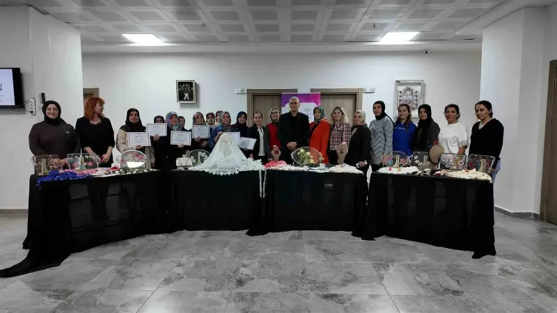Elazığ'da Boncuklu İğne Oyası Kursunu Tamamlayan Kadınlar Belgelerini Aldı