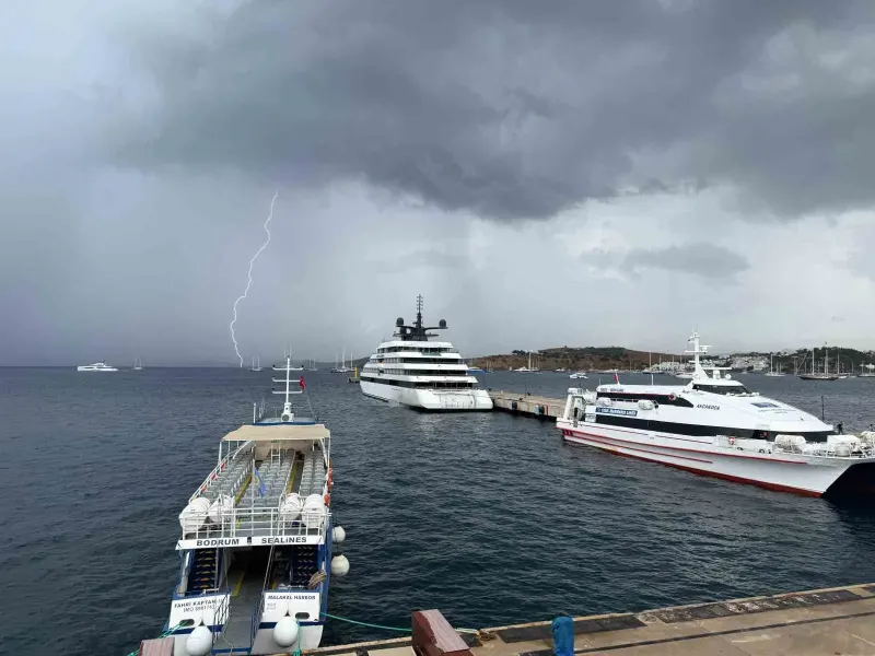 Bodrum Limanı'na Bahama Bayraklı Lüks Kruvaziyer Demir Attı