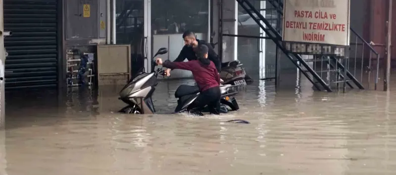 Mersin'in Silifke İlçesinde Şiddetli Yağış Sel Felaketine Yol Açtı