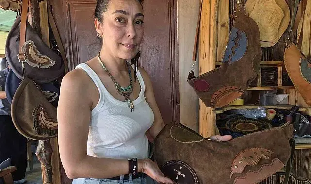 Kurumsal iş hayatını geride bıraktı, deri ve ahşabı kendi tarzıyla birleştirdi