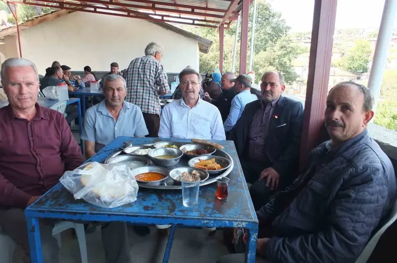Balıkesir Burhaniye'de Köy Düğünlerinde Sekiz Çeşit Yemek Geleneği Yaşatılıyor