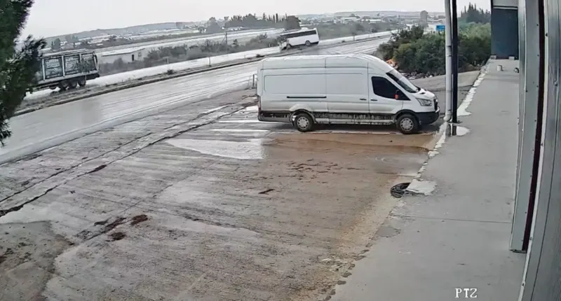 Antalya'da On Yedi Kişinin Yaralandığı Midibüs Kazasının Güvenlik Kamerası Görüntüleri Ortaya Çıktı