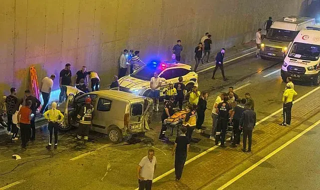 Hafif ticari araçla otomobilin karıştığı kazada: 1'i ağır 7 kişi yaralandı
