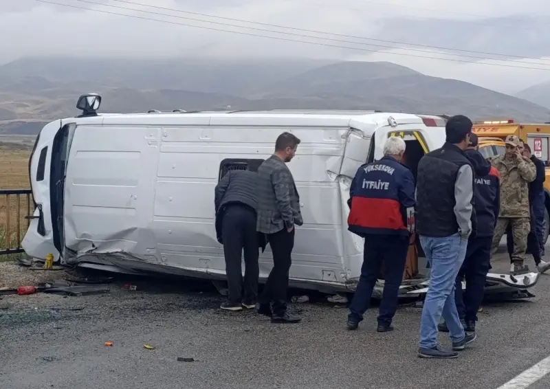 Hakkari Yüksekova Bölgesinde Okul Servisi Kazası: 10 Öğrenci Yaralandı