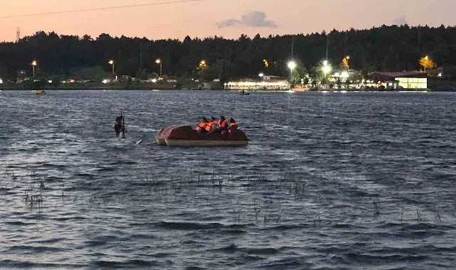 Ziplinede mahsur kalan vatandaşı deniz bisikletiyle gölette gezenler kurtardı