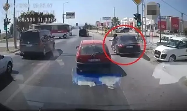 Emniyet şeridinden gelip genç kıza çarptı, o anlar araç kamerasında
