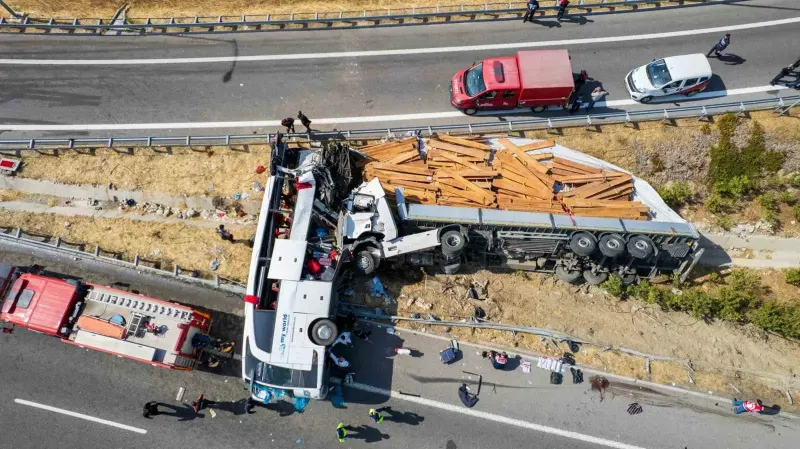 Manisa'daki Feci Kazada Eşini Kaybeden Yolcu Dehşet Anlarını Anlattı