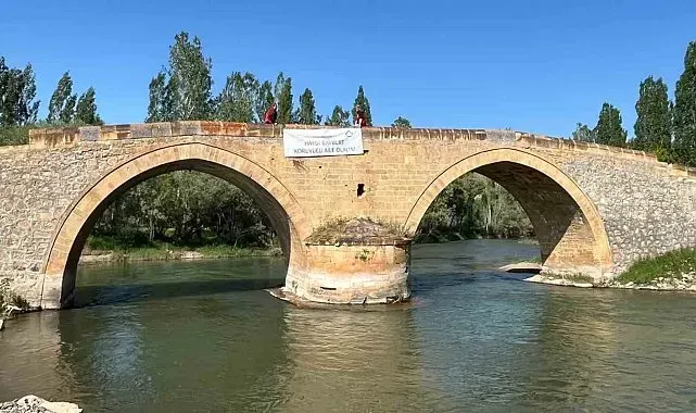 Bayburt'ta koruyucu aile farkındalığı için simge yapılara pankart asıldı