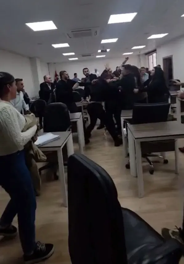 Silopi Belediyesi Meclis Toplantısında Başkan Yardımcısına Fiziki Saldırı