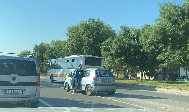 Bozulan aracı polis iterek kenara çekti