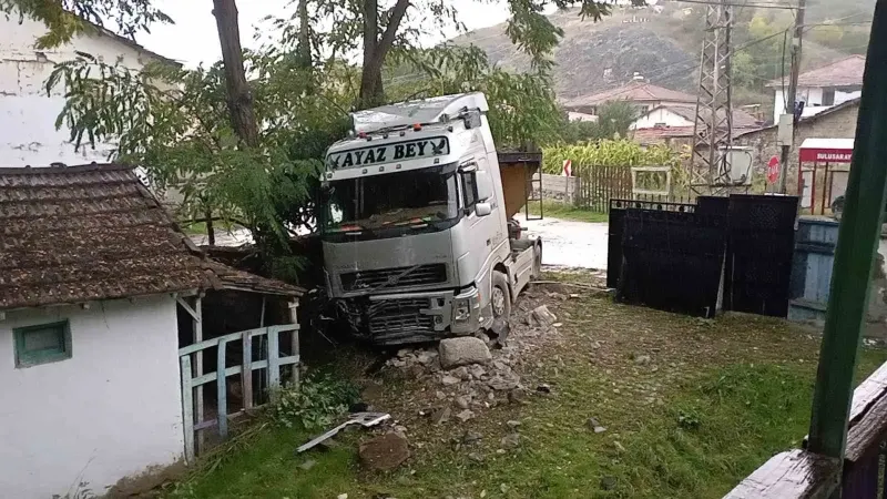 Tokat'ta Yağış Nedeniyle Kayganlaşan Yolda Kontrolden Çıkan Tır Eve Çarptı