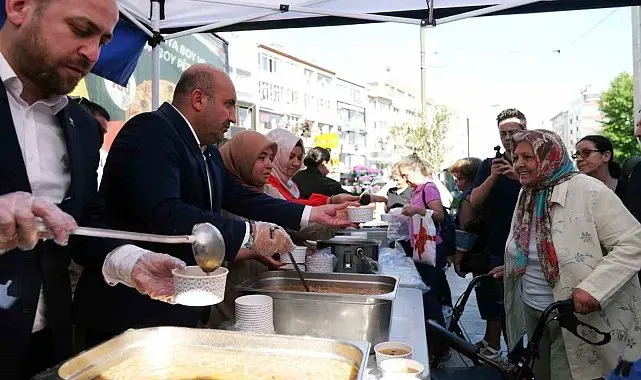Başkan Albayrak, vatandaşlara aşure ikram etti