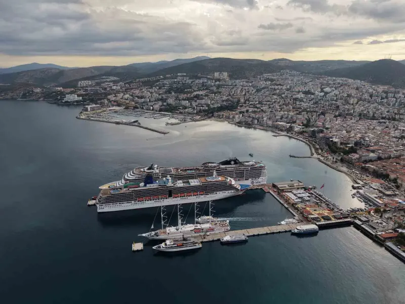 Kuşadası Limanı Dört Kruvaziyerle Binlerce Turisti Ağırladı
