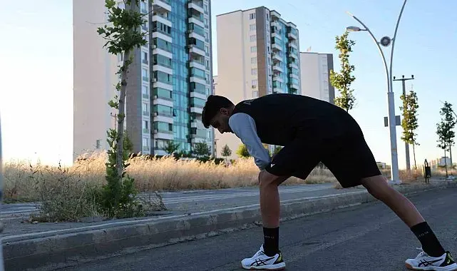 Gönül verdiği arma için sabahın ilk ışıklarıyla antrenmana çıkıyor
