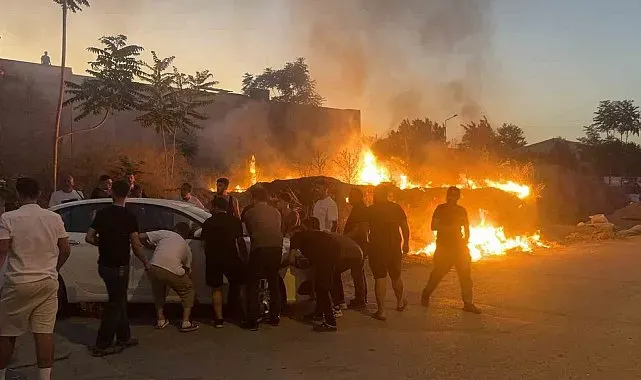 Bursa'da çöp yangını çalılığa sıçradı, otomobili vatandaşlar sürükleyerek kurtardı