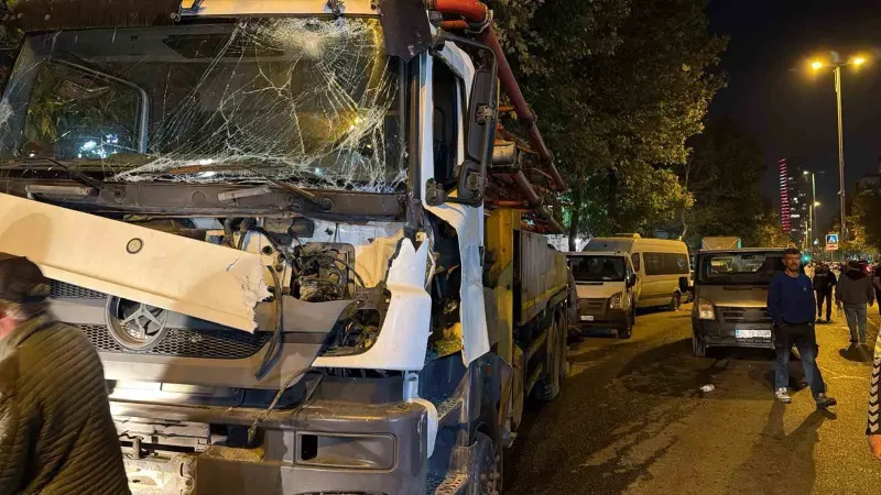 Avcılar’da El Freni Unutulan Beton Pompası Park Halindeki Yedi Araca Çarptı