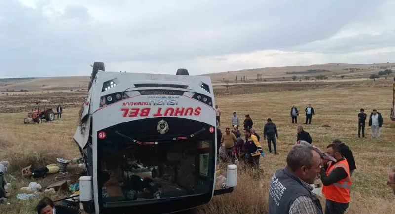 Afyonkarahisar'da Elma İşçilerini Taşıyan Midibüs Şarampole Devrildi: 1 Can Kaybı