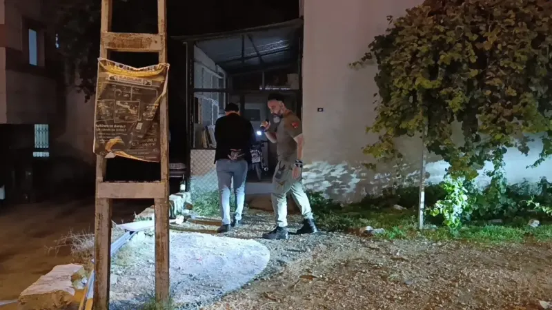 Adana'da Silahlı Saldırı: Evinin Önünde Bacağından Vurulan Kişi Hastaneye Kaldırıldı