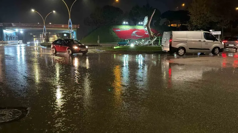 Bolu Kent Merkezinde Ve Göynük İlçesinde Sağanak Yağış Hayatı Olumsuz Etkiledi