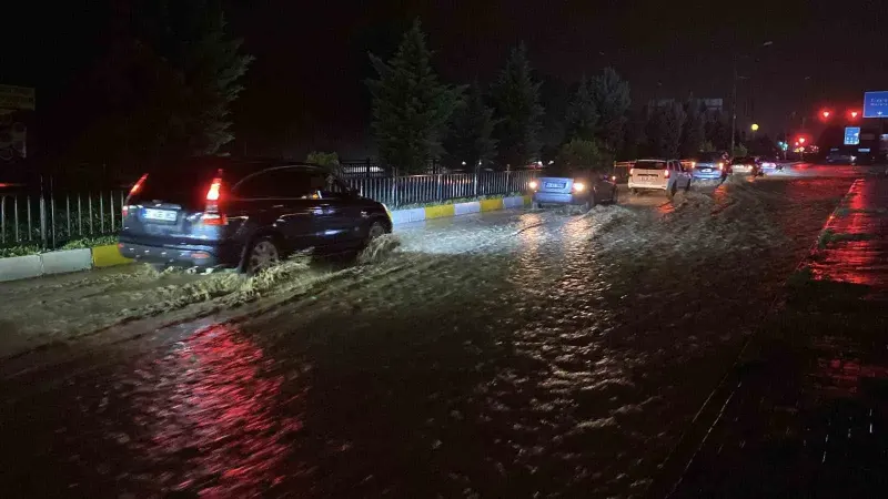 Elazığ'da Şiddetli Sağanak Yağış Sonrasında Cadde Sular Altında Kaldı