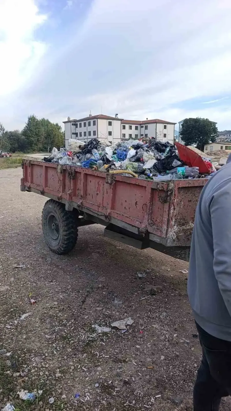 Sakarya Nehri Kıyısında Geniş Çaplı Temizlik: 1 Günde 1 Römork Atık Toplandı