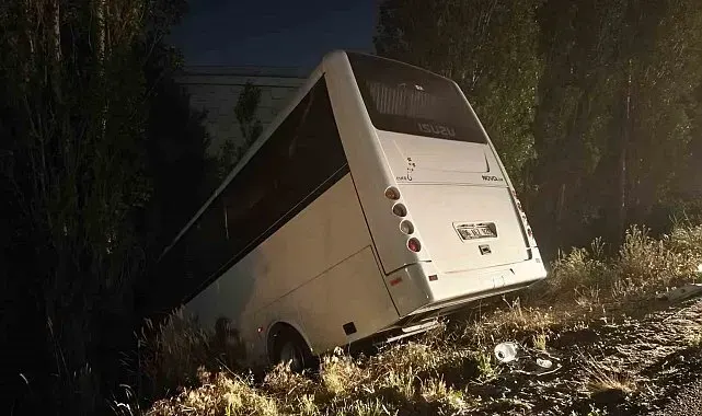Ankara'da servis aracı yol kenarına devrildi: 8 yaralı