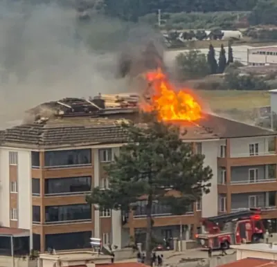 Denizli Buldan'da Apartman Çatısında Çıkan Yangın Paniğe Neden Oldu