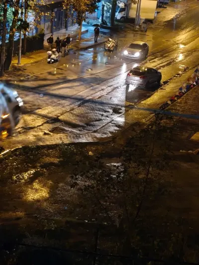 Bursa'da Kazada Yola Saçılan Meyveler Yağmura Rağmen Toplandı