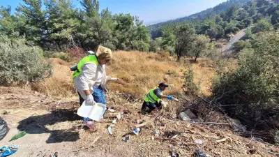 Manisa Kent Ormanı'nda Düzenlenen Temizlik Etkinliğinde Doğaya Atılan Çöpler Toplandı