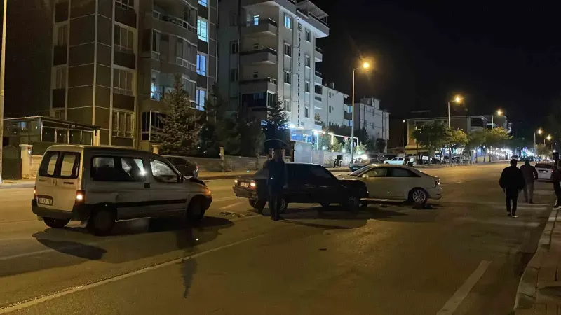 Karaman'da Zincirleme Trafik Kazasında İki Kişi Yaralandı