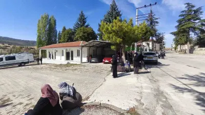 Bolvadin’de Duyarsız Sürücüler Cenaze Katılımcılarını Güneş Altında Bıraktı