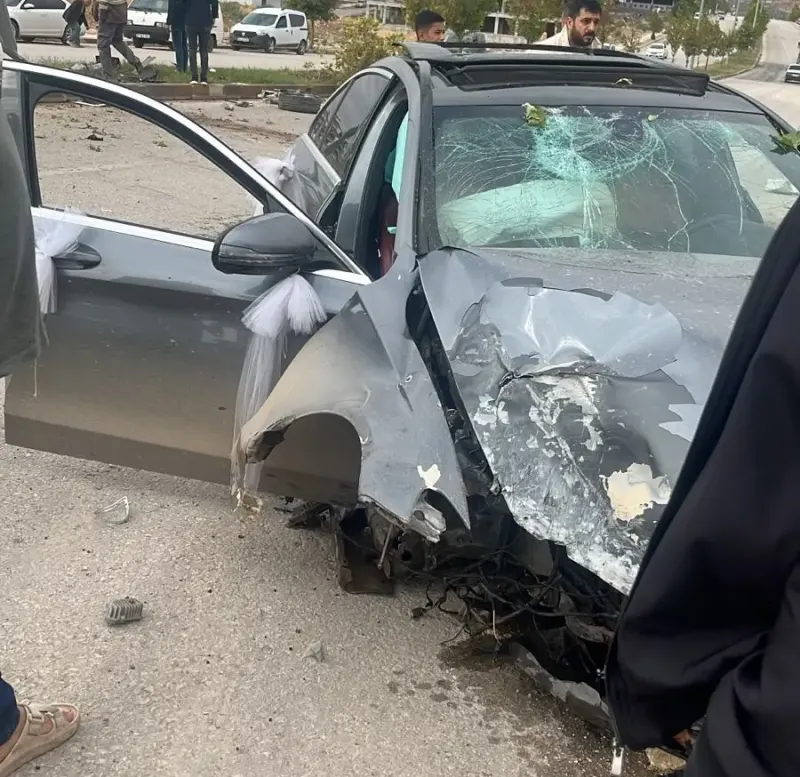 Gaziantep'te Kontrolden Çıkan Süsü Gitmemiş Gelin Arabası Direğe Çarptı: 1 Yaralı
