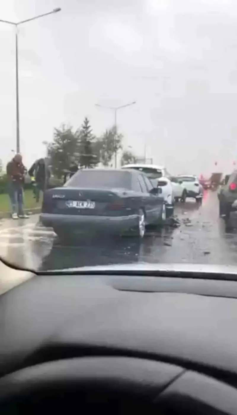Erzurum'da Yağmur Sebebiyle Kayganlaşan Yolda Beş Araç Birbirine Girdi