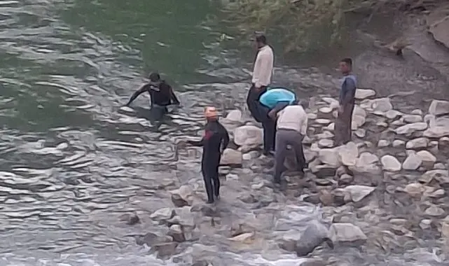 Bitlis'te dereye giren 3 kardeşten biri hayatını kaybetti, diğerini ise baba kurtardı