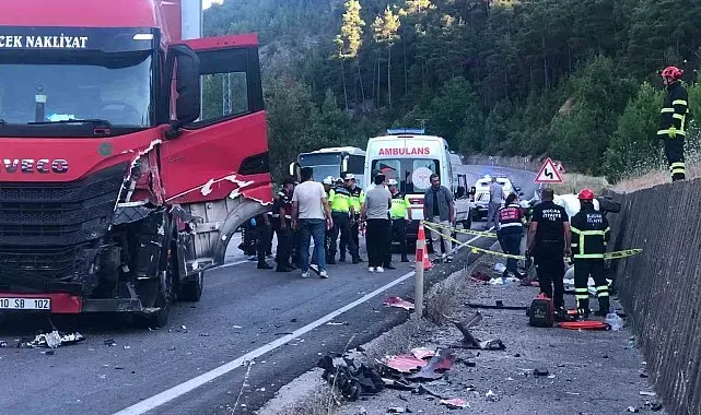 Burdur'da tır ile hafif ticari araç çarpıştı: 1 ölü, 1 yaralı