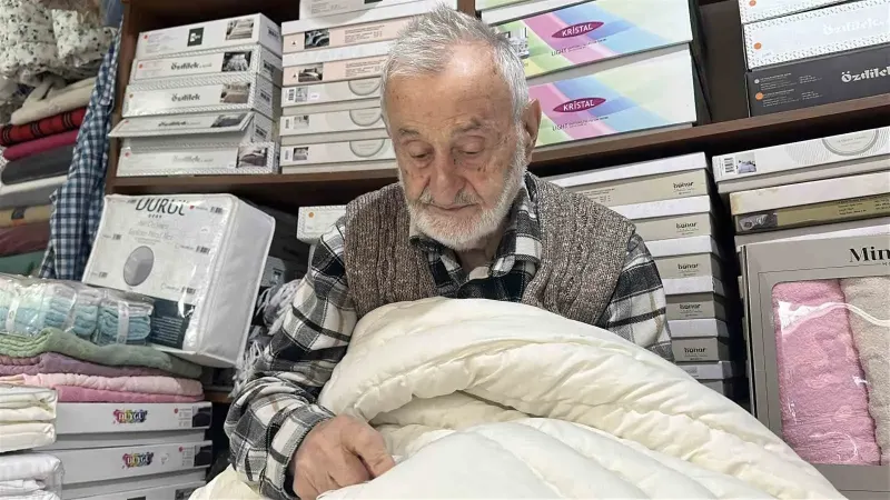 93 Yaşındaki Selahattin Dayal Yorgancılık Mesleğini Üç Kuşakla Geleceğe Taşıyor