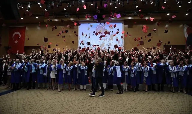 AÜ Tıp Fakültesi'nde 238 genç hekim yemin ederek mezun oldu