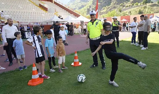 Gümüşhane'de çocuklar spor şenliğinde eğlenceli vakit geçirdi