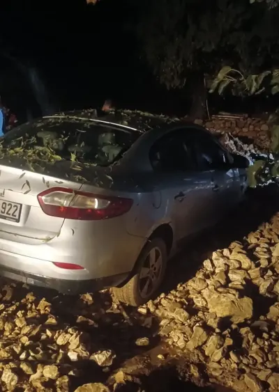 Adıyaman'da Şiddetli Yağışların Sebep Olduğu Heyelan Otomobile Zarar Verdi