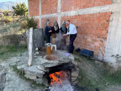 Bolu Seben İlçesinde Kaymakam Güngör Köylülerle Pekmez Kaynattı