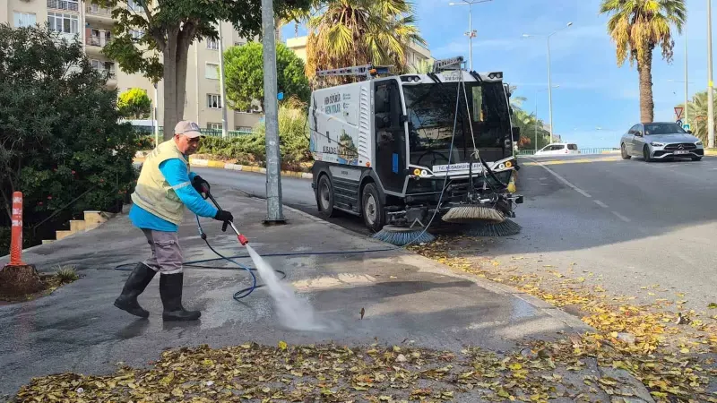 Kuşadası Belediyesi Ekiplerinden Cadde Boyunca Kapsamlı Temizlik Çalışması