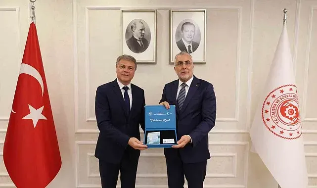 Bakan Işıkhan, Renault Group Türkiye CEO'su Lionel Jaillet'ye Turkuaz Kart takdim etti