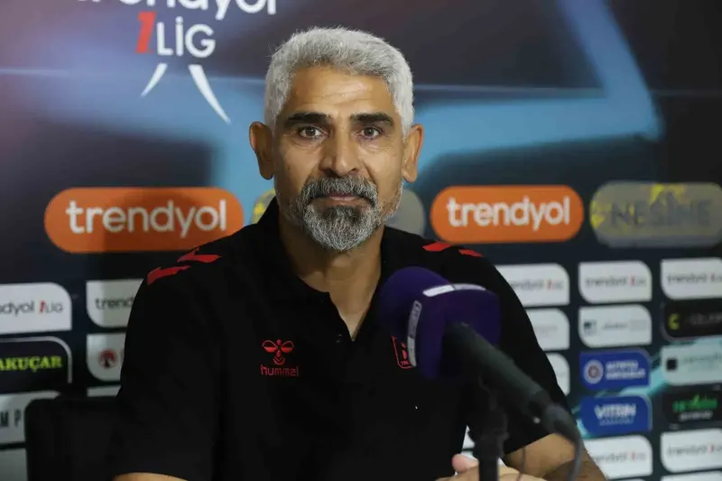 Bandırmaspor ve Sivasspor Karşılaşmasının Ardından Teknik Direktörler Açıklamalarda Bulundu