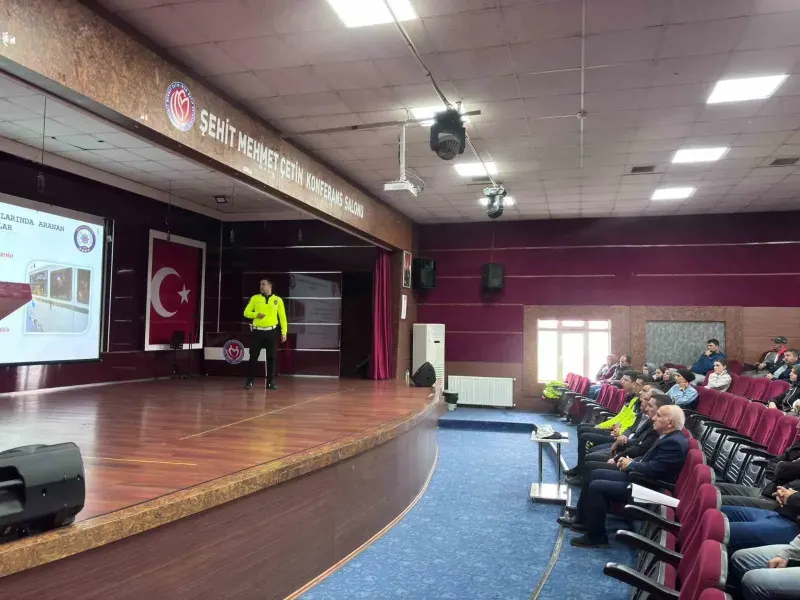Uşak'ta Okul Servisi Sürücüleri ve Rehber Personele Trafik Güvenliği Eğitimi Verildi