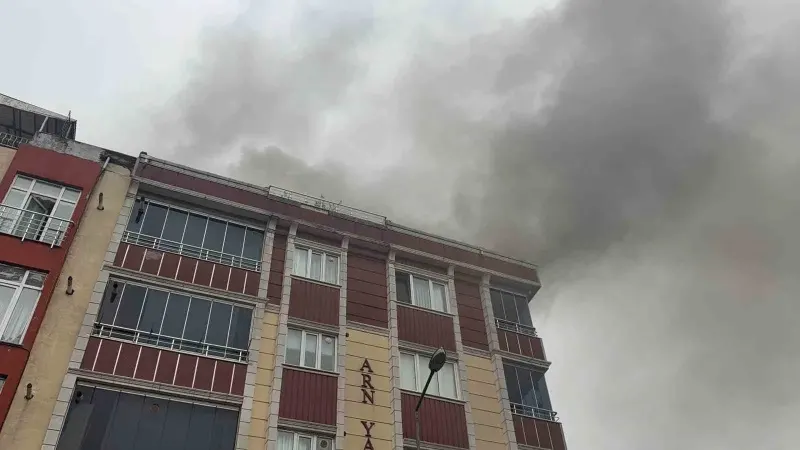 Arnavutköy'de Çatı Yangını İki Binaya Sıçradı Ve Dört Kişi Hastaneye Kaldırıldı